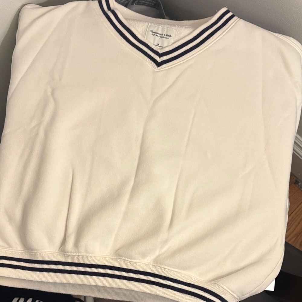 A&F V NECK PIPING SWEATSHIRT RIBBED